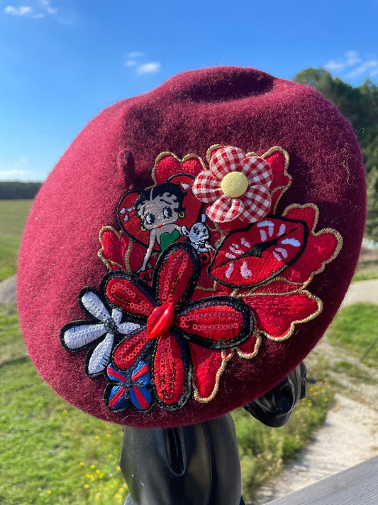 Béret en laine customisé "Rouge Baiser"