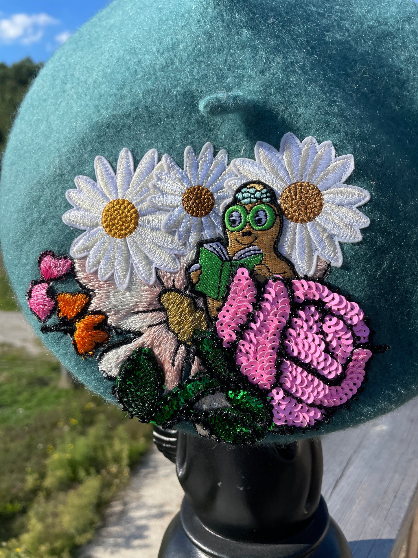 Béret en laine customisé "Marguerite et Rosalie"