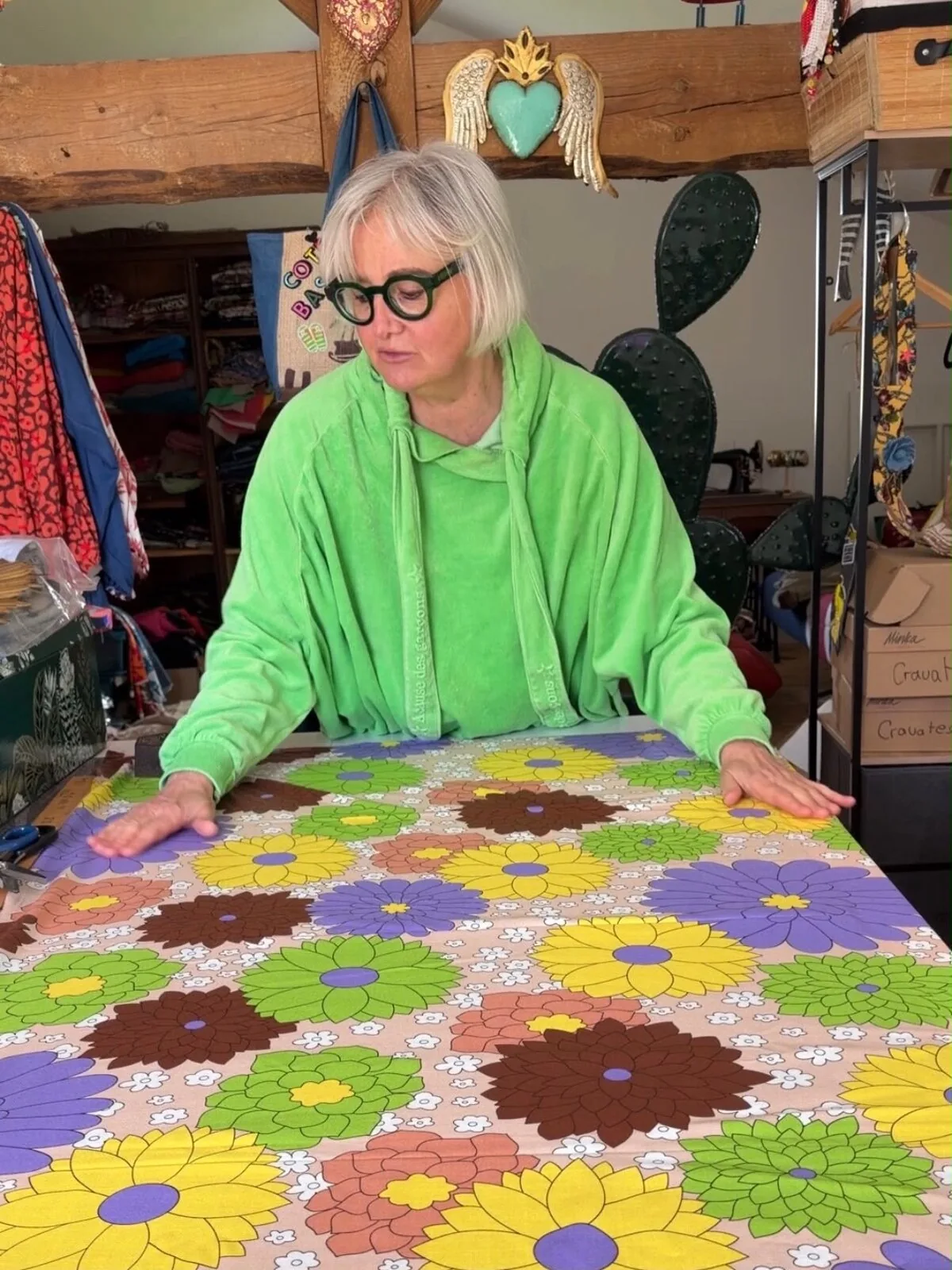Carole à sa table de travail dans l'atelier