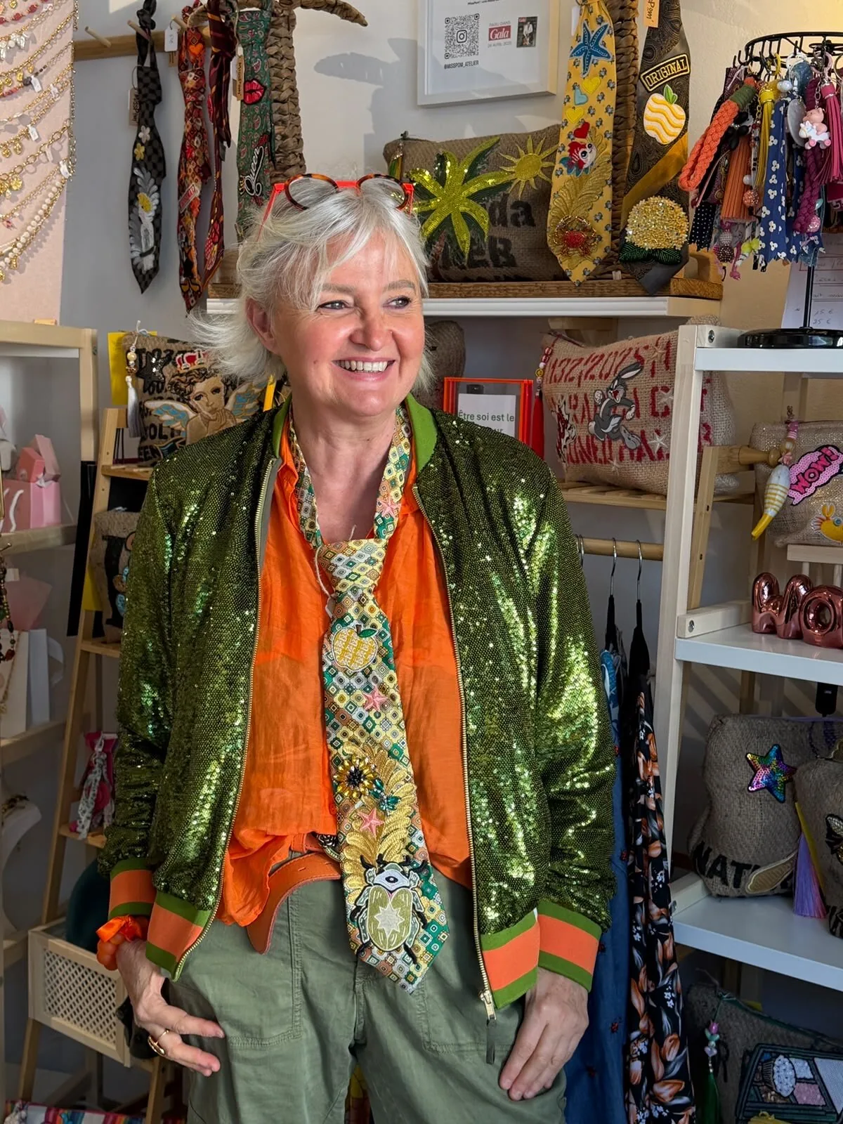 Carole dans sa boutique, entourée de ses pièces