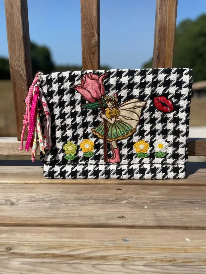 Pochette MissPom' en pied-de-poule décorée de fleurs et de broderies