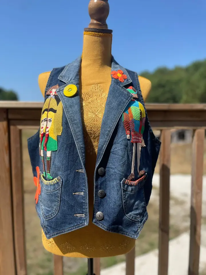 Gilet en denim MissPom' décoré de fleurs, vu de face