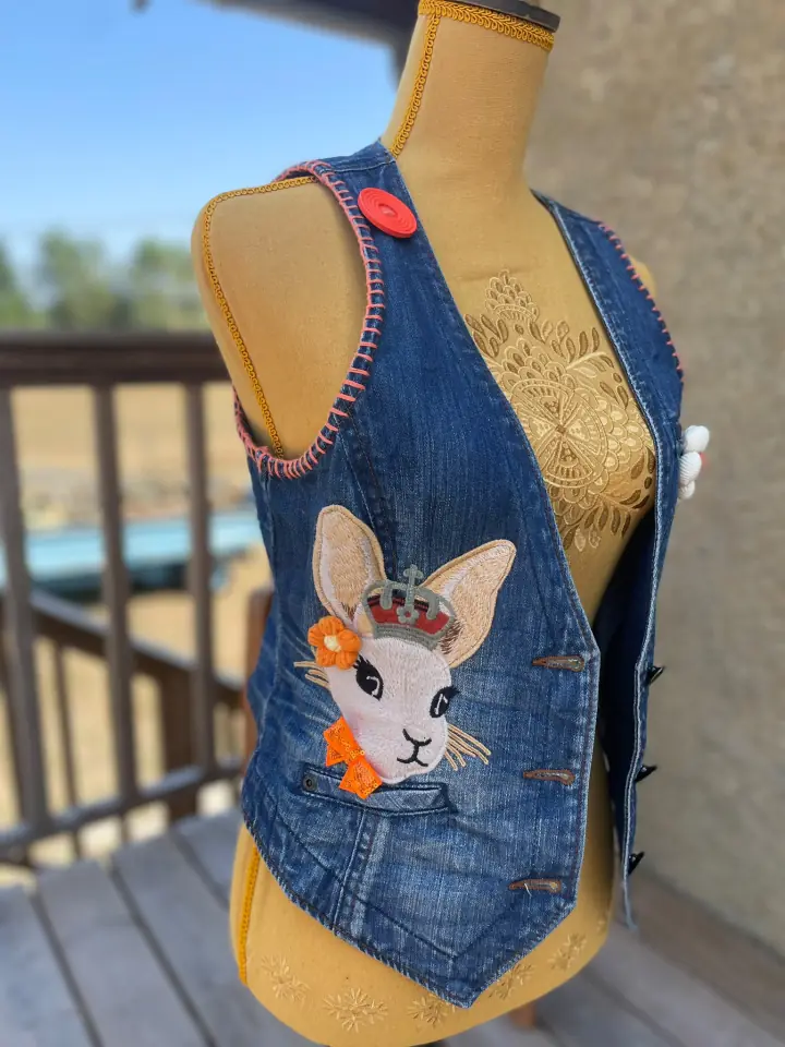 Gilet en denim MissPom' avec grand lapin brodé au dos