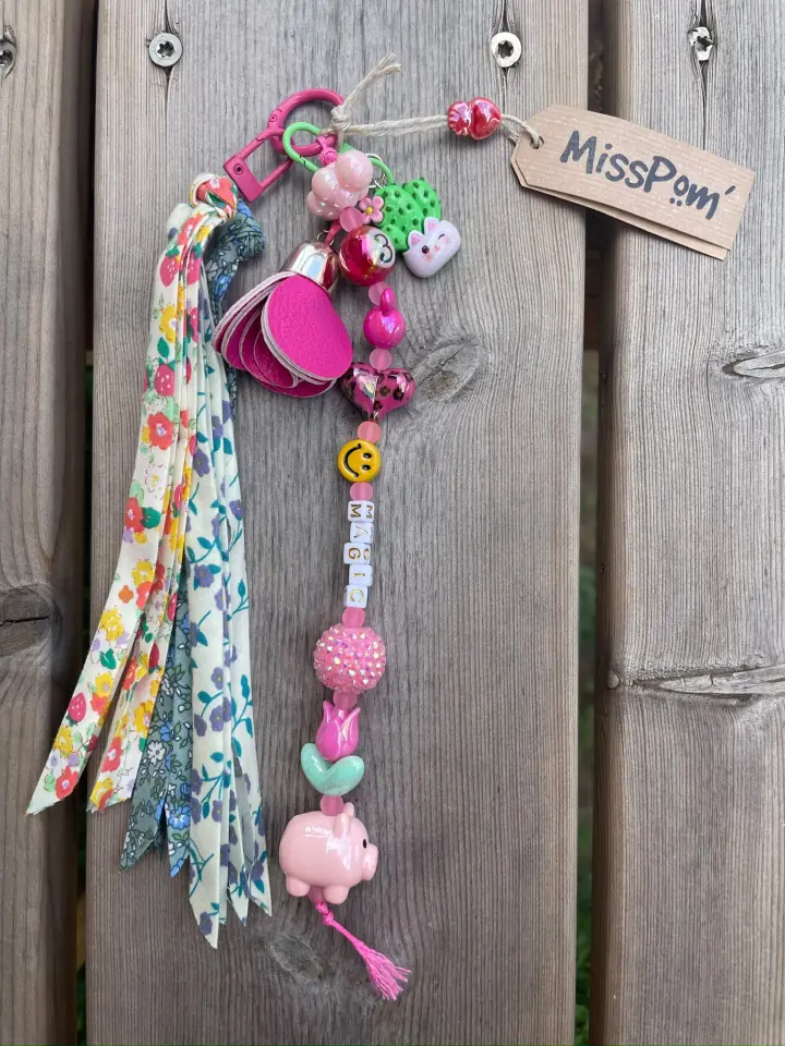 Gris-gris MissPom' avec poupée, pompons et longs rubans colorés
