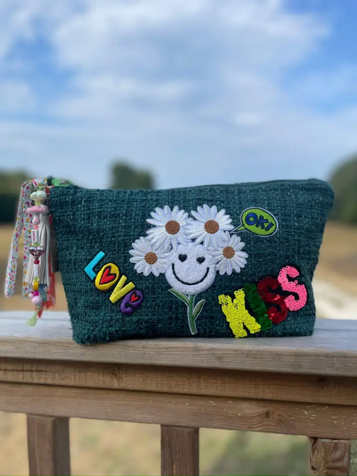 Pochette verte MissPom' brodée de fleurs et du mot Love