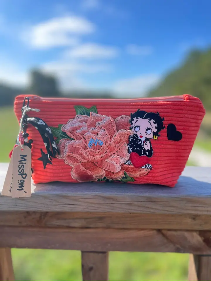 Pochette rouge MissPom' ornée d'un portrait pop et de fleurs