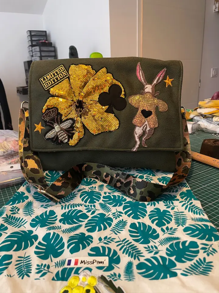 Pochette MissPom' décorée de chats et de fleurs jaunes