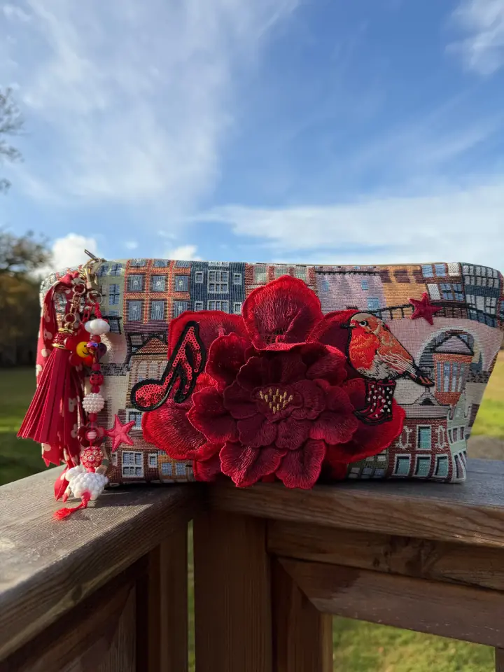 Pochette en denim MissPom' avec grande fleur rouge en relief
