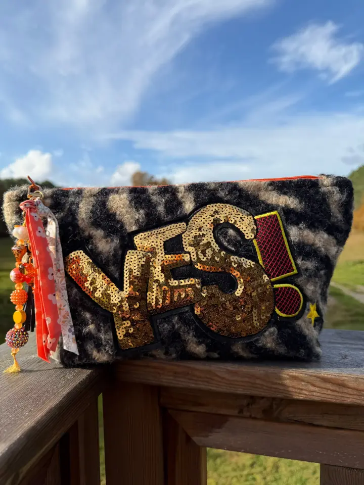 Pochette sombre MissPom' ornée d'un œil doré et de broderies