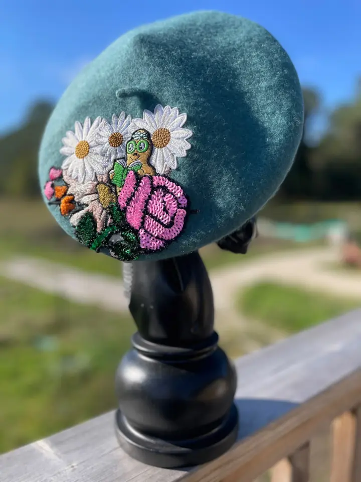 Béret vert MissPom' brodé de marguerites et d'une main rose