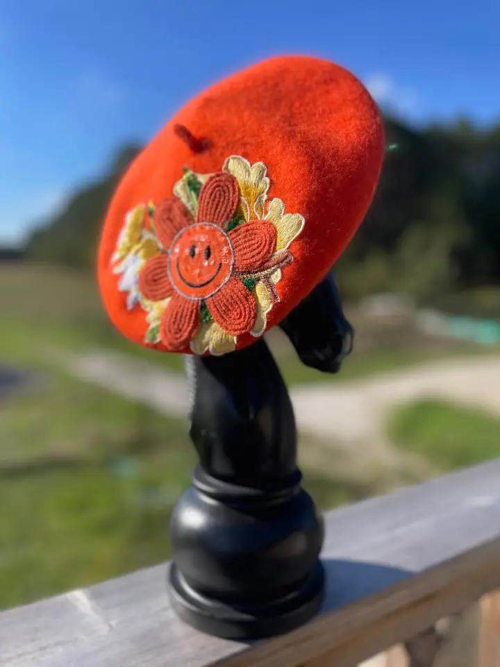 Béret orange MissPom' couvert de fleurs brodées