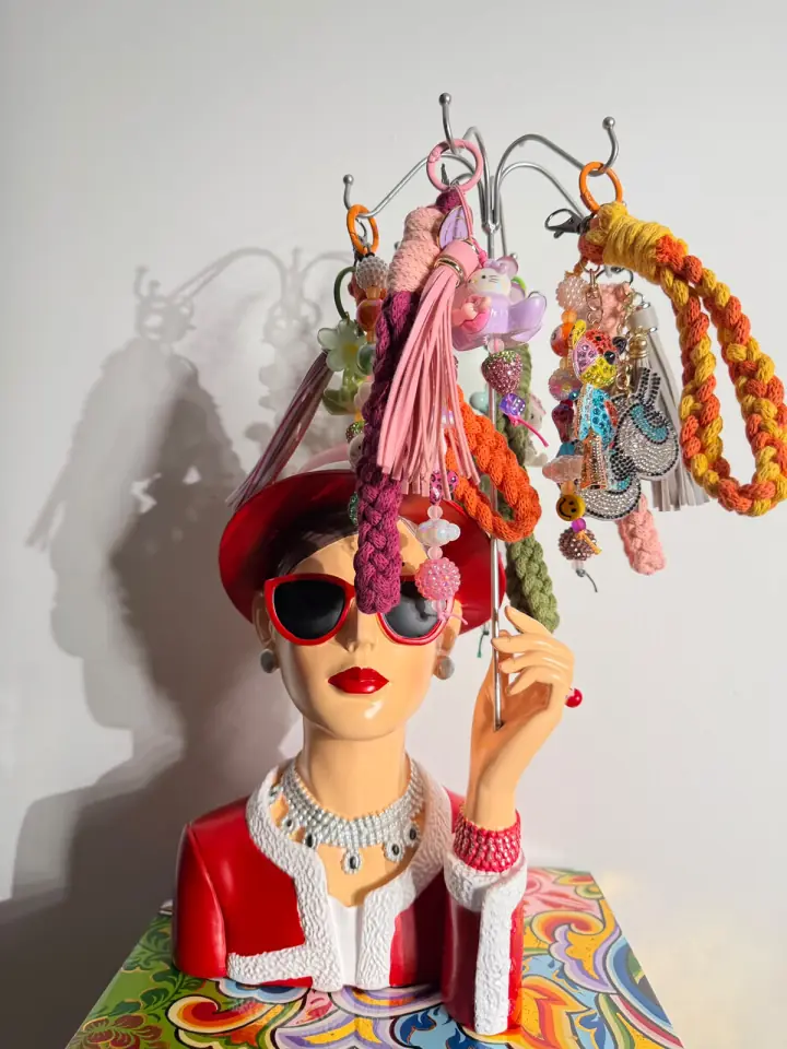 Collection de gris-gris MissPom' suspendue sur un buste Frida