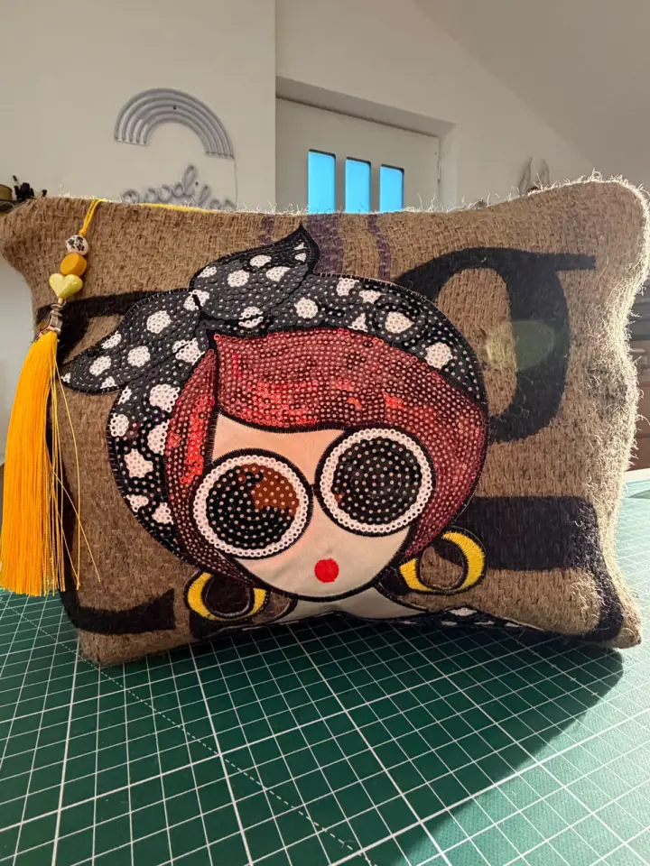 Pochette MissPom' décorée d'un portrait de femme pop