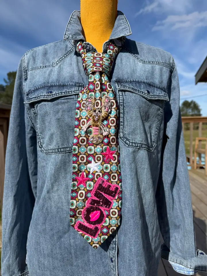 Cravate MissPom' fleurie portée sur un gilet en denim