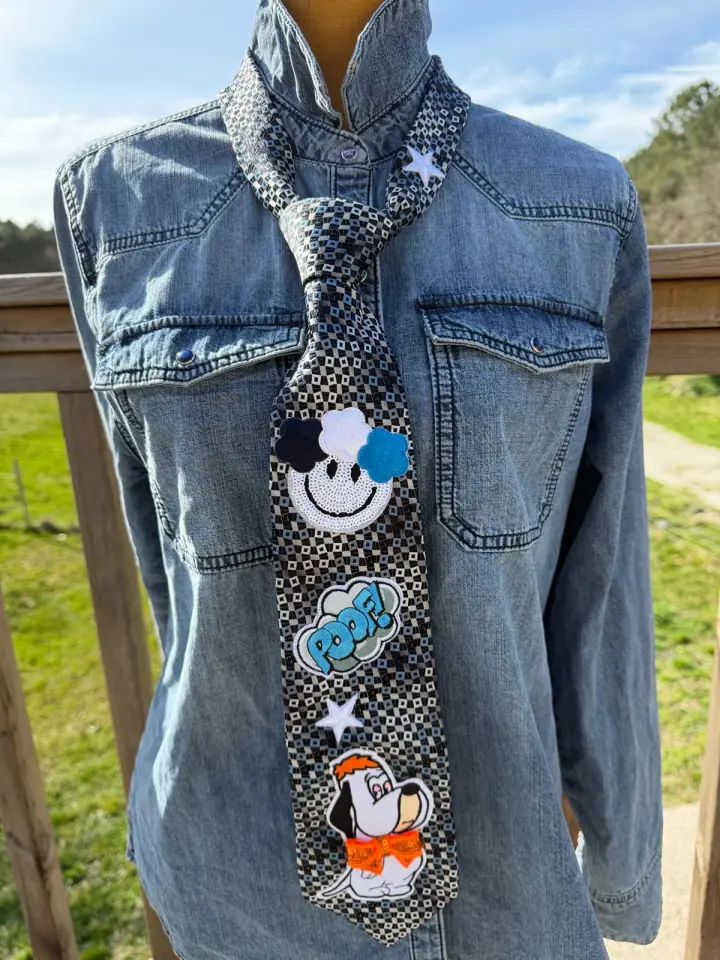 Cravate et foulard MissPom' avec poupée pop sur chemise en denim