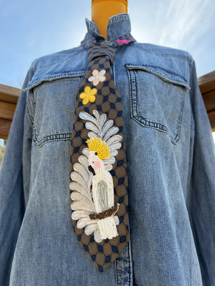Cravate MissPom' à marguerites portée sur une chemise en denim