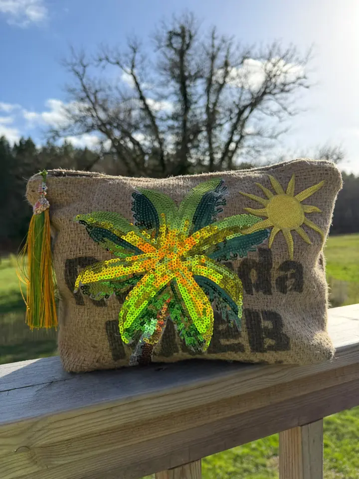 Pochette verte MissPom' avec grand tournesol brodé