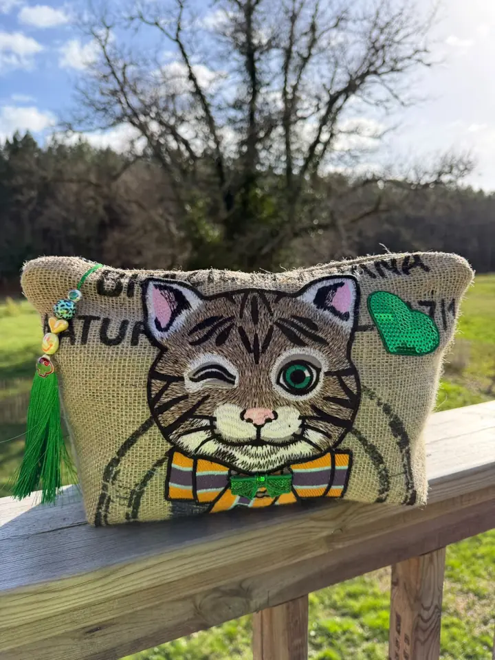 Pochette MissPom' décorée d'un chat et de rubans verts