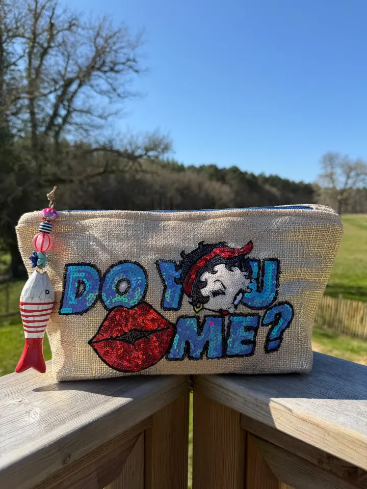 Pochette pop MissPom' décorée d'un visage et de mots colorés