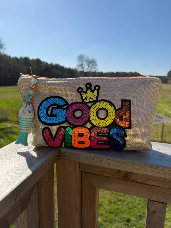Pochette MissPom' brodée du message Good Vibes