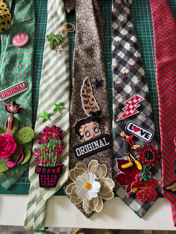 Gros plan sur les broderies et finitions d'un kimono MissPom'