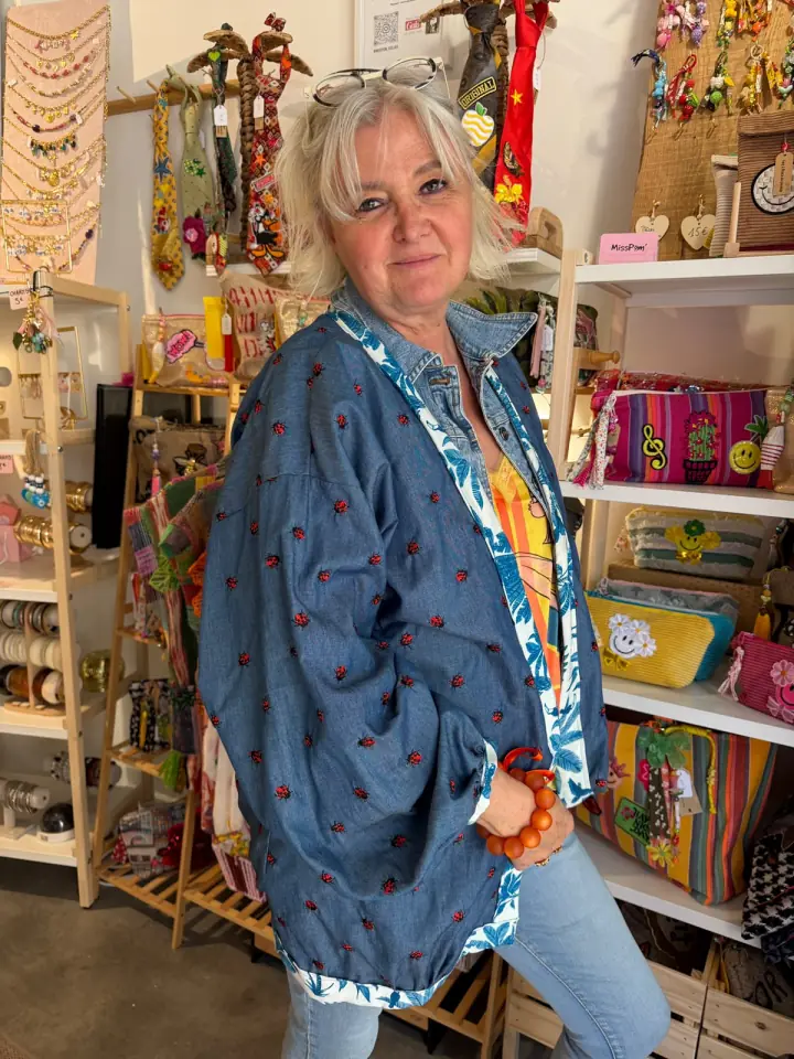 Carole portant un kimono bleu MissPom', vue de face