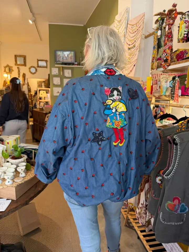 Carole portant un kimono bleu MissPom', vue de dos