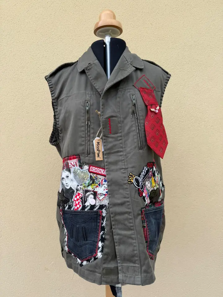 Gilet long gris MissPom' décoré de patchs, vu de face