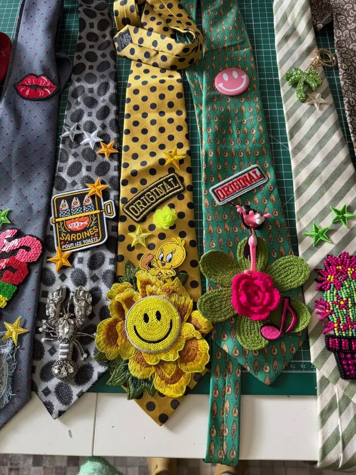 Détail des cravates, patchs et broderies d'un gilet MissPom'