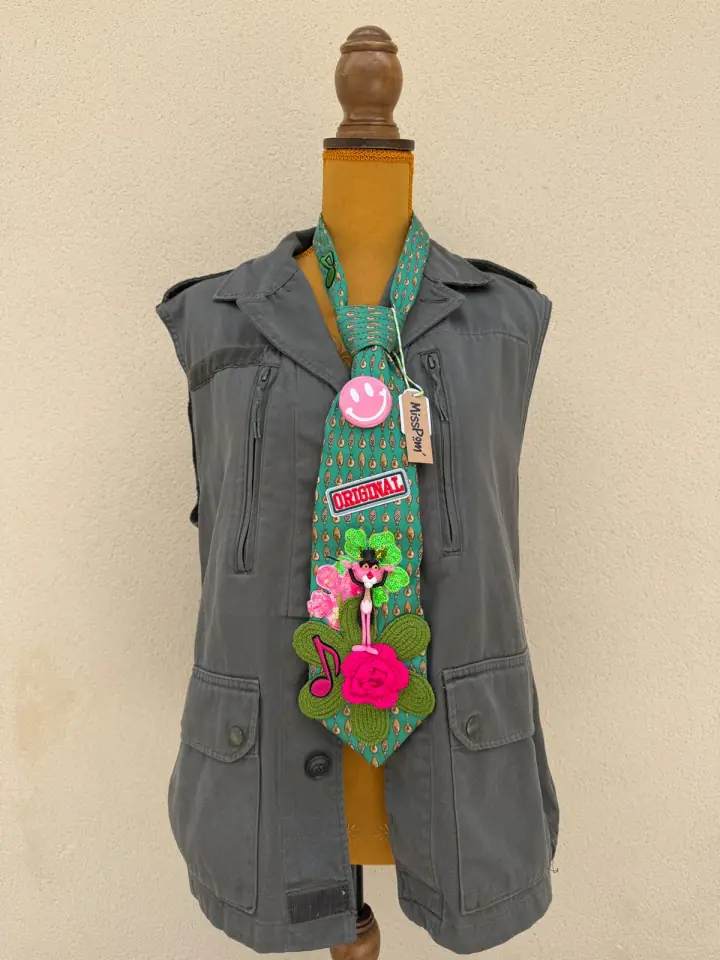 Gilet gris MissPom' avec cravate verte et rose