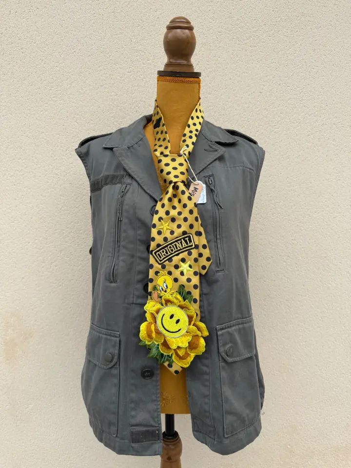 Gilet gris MissPom' avec cravate jaune et noire
