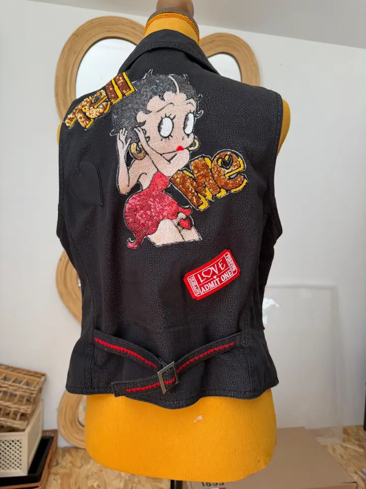 Gilet noir MissPom' avec portrait pop, vu de face