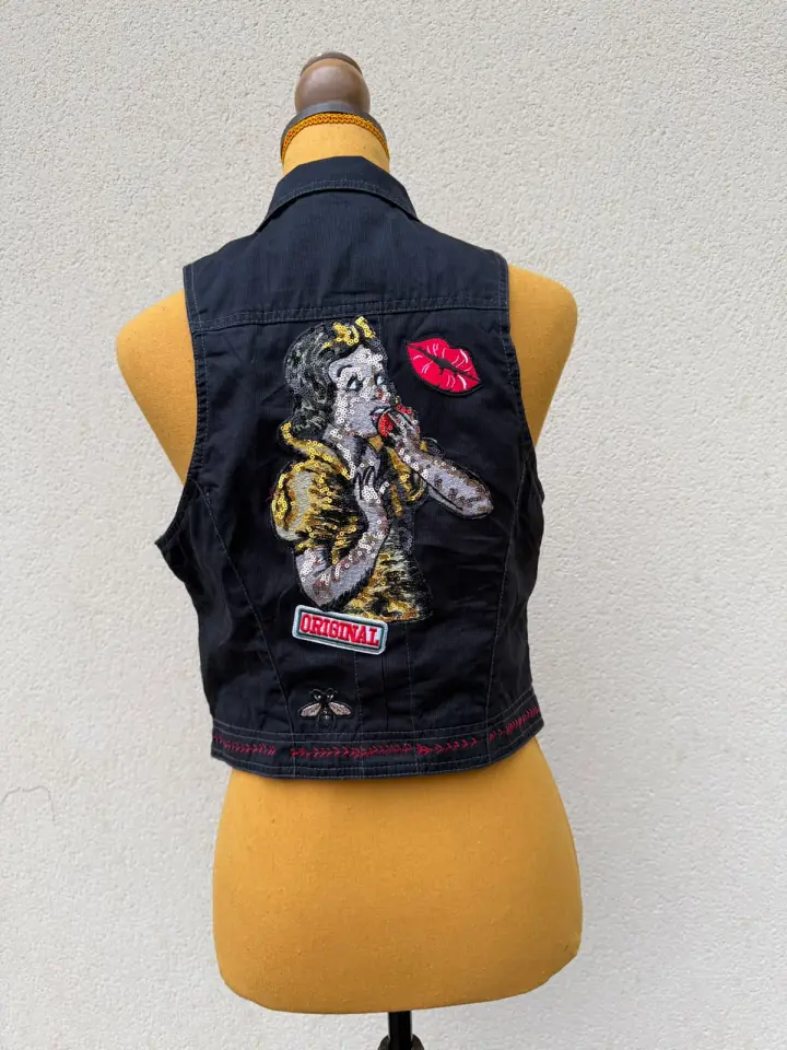 Gilet noir MissPom' avec personnage brodé au dos