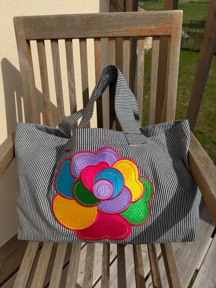 Cabas gris MissPom' décoré d'une grande fleur multicolore