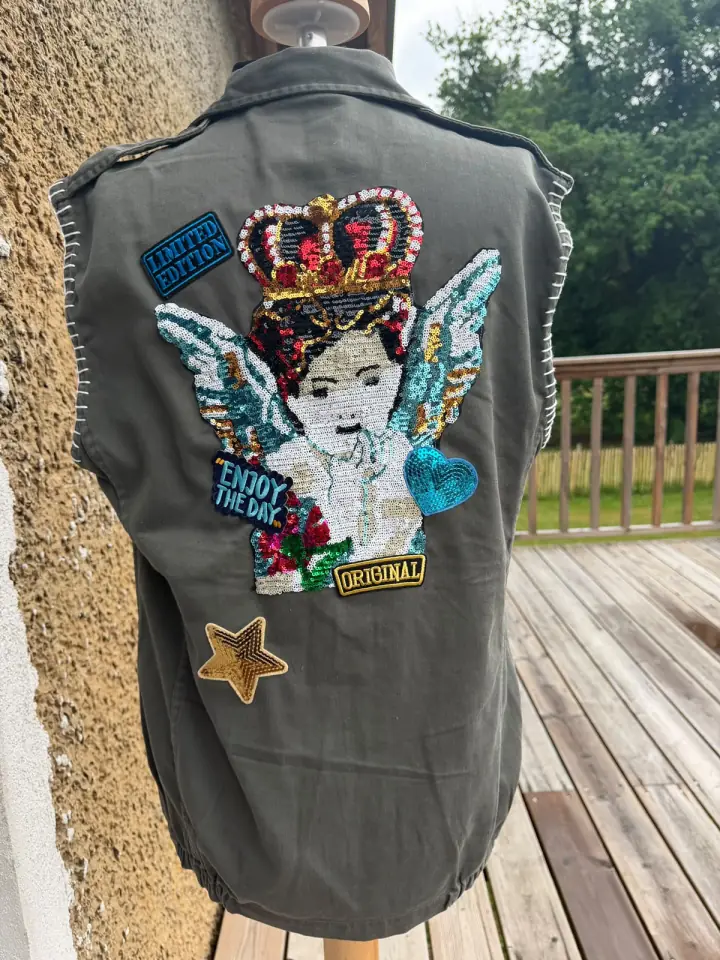 Gilet long MissPom' porté, avec portrait couronné au dos