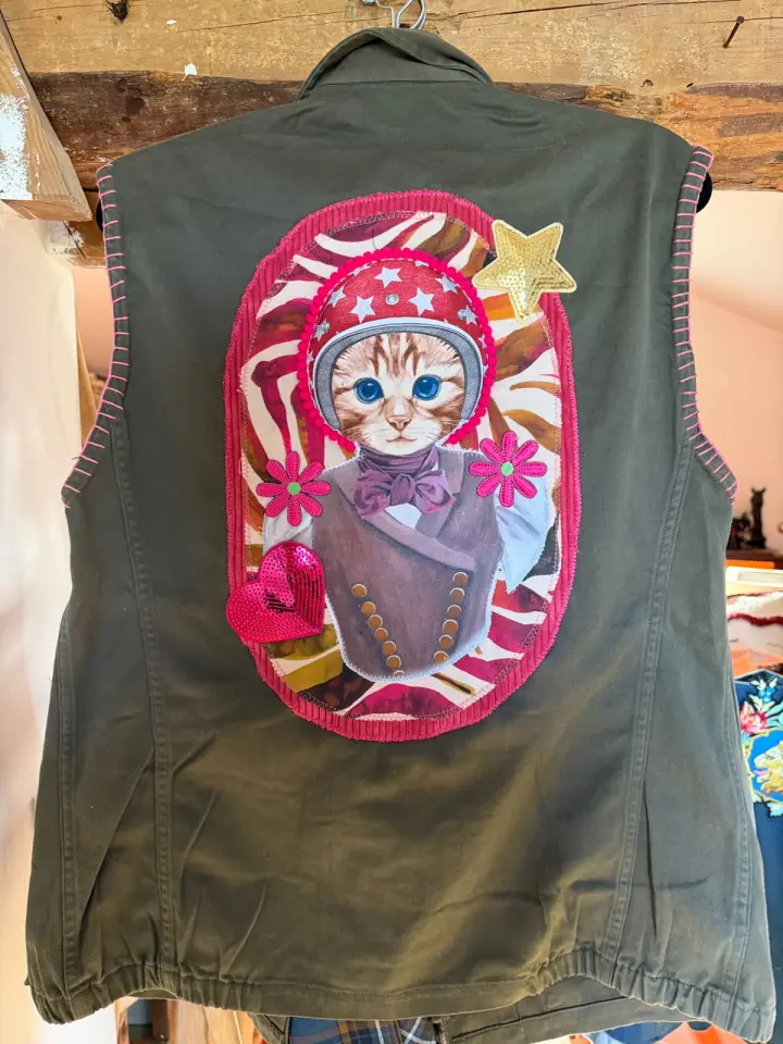 Gilet gris MissPom' avec poupée pop brodée au dos