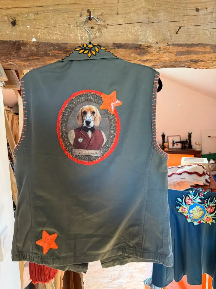 Gilet gris MissPom' avec portrait encadré au dos