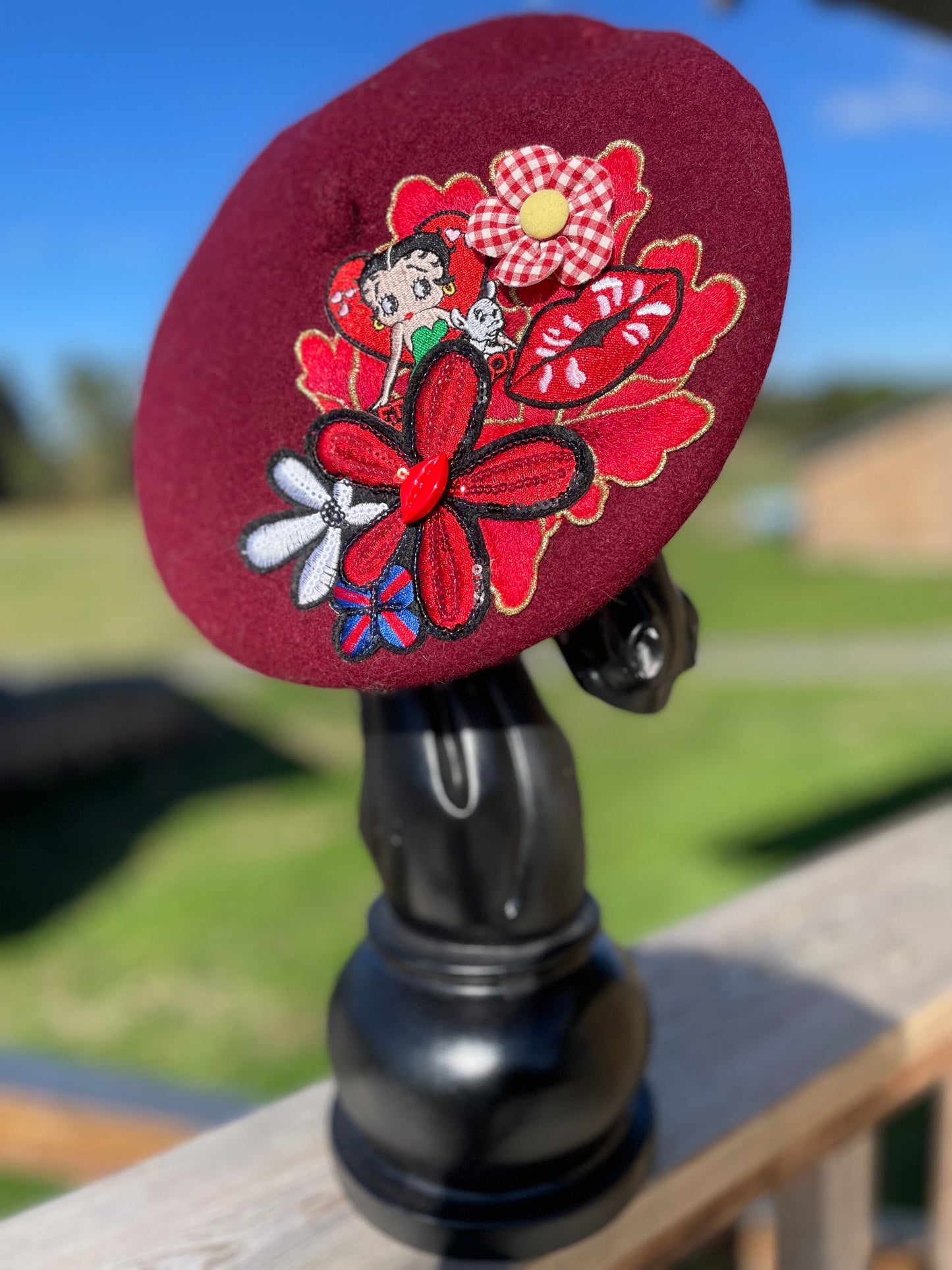 Béret en laine customisé "Rouge Baiser"
