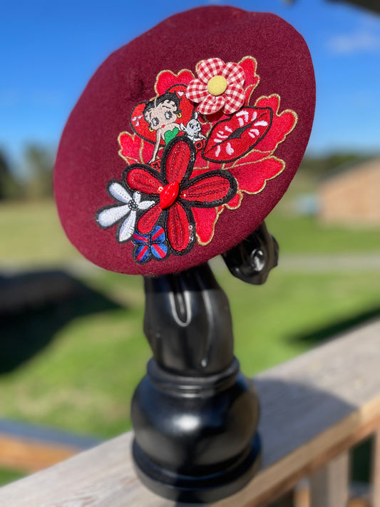 Béret en laine customisé "Rouge Baiser"