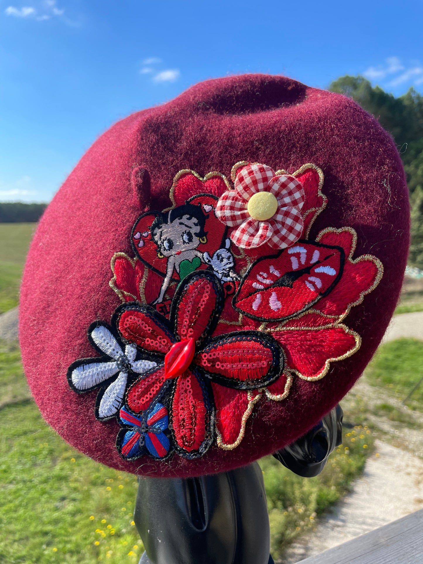 Béret en laine customisé "Rouge Baiser"