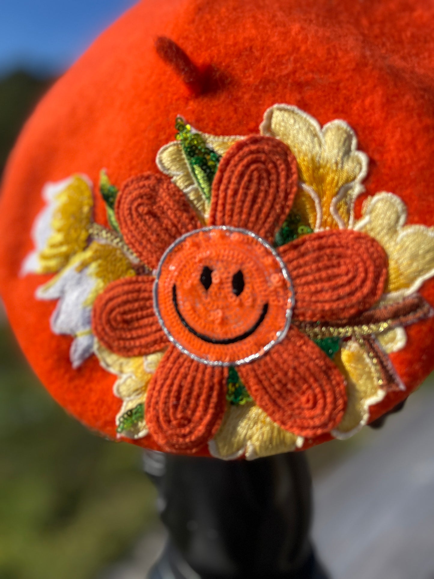 Béret en laine customisé  "Happy Flower"