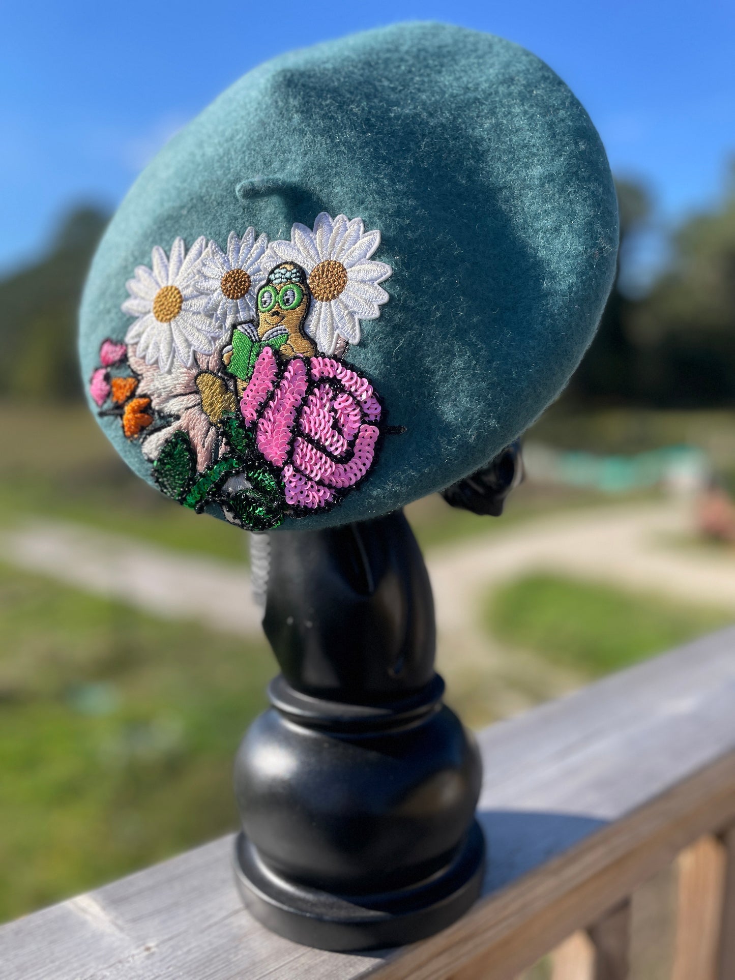 Béret en laine customisé  "Marguerite et Rosalie"