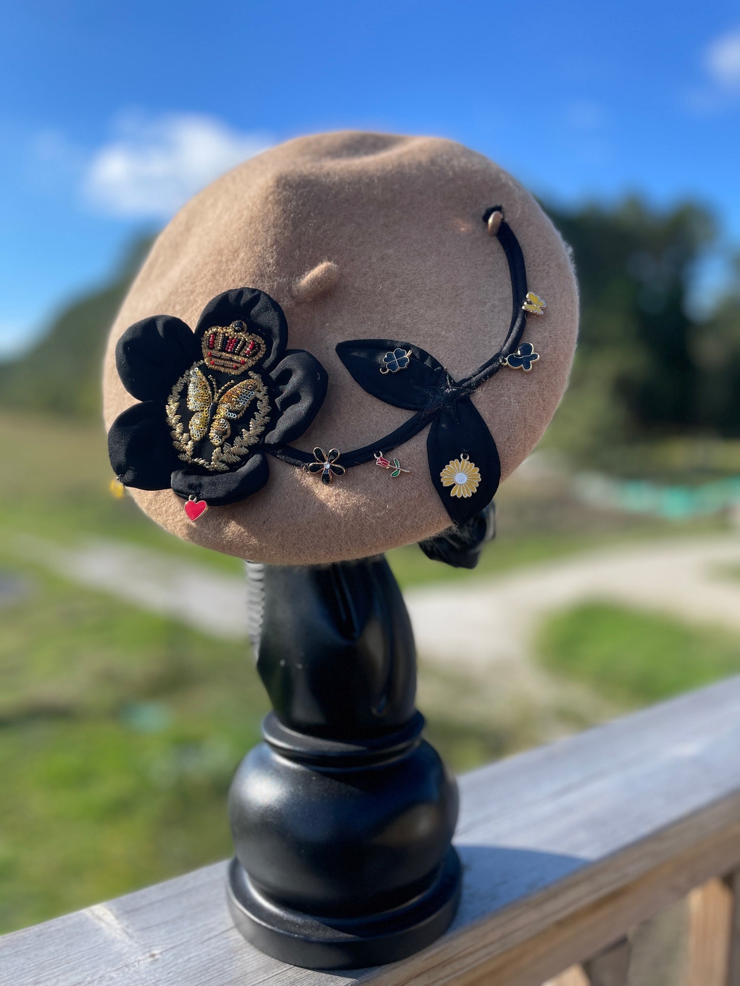Béret en laine customisé "Butterfly Queen"