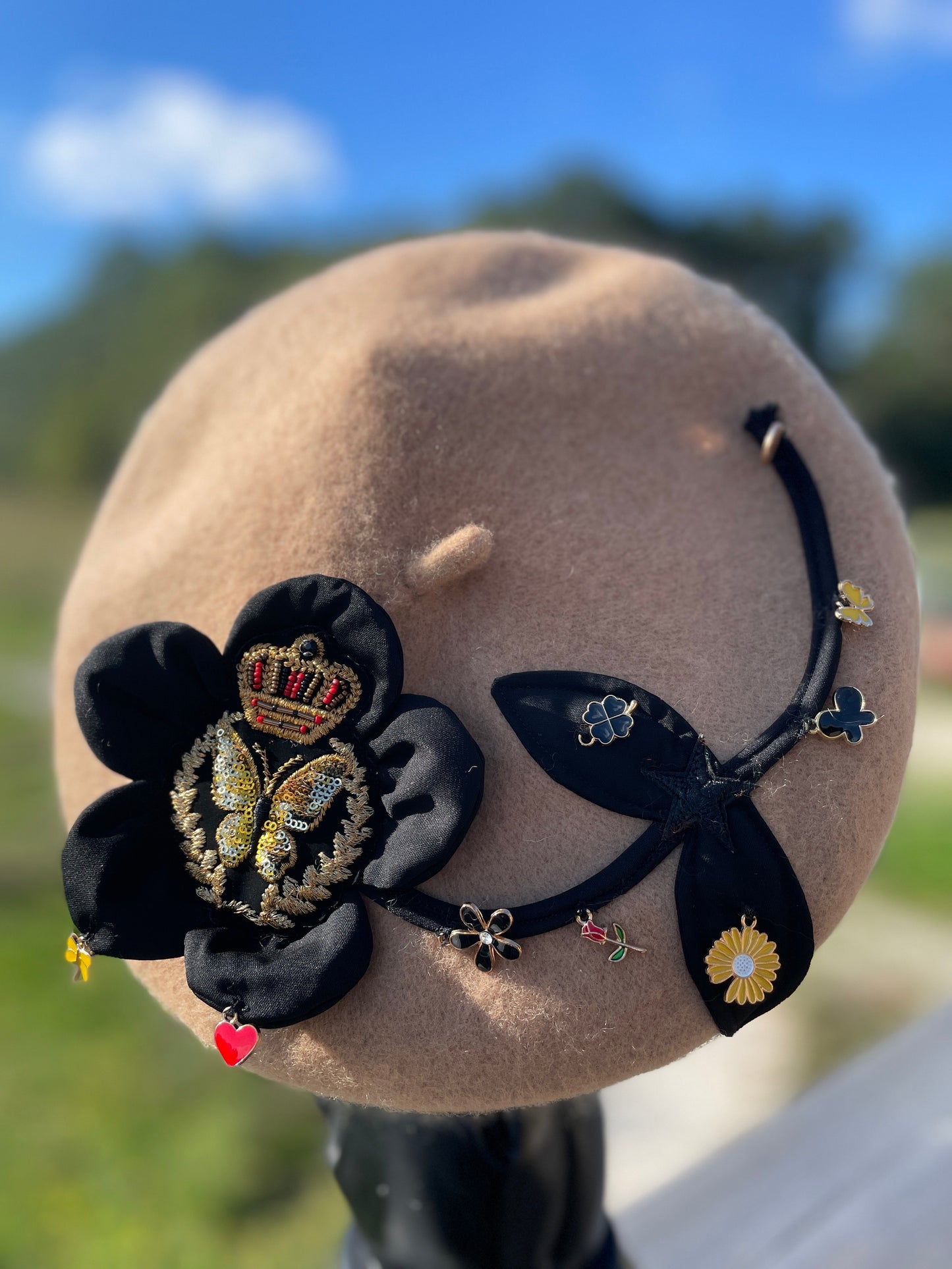 Béret en laine customisé "Butterfly Queen"
