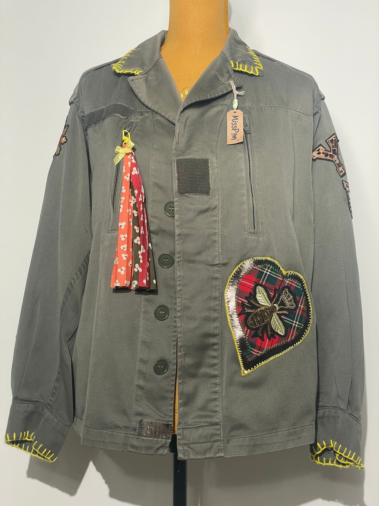 Veste Treillis militaire customisée   “Abeille et Royal Karma”