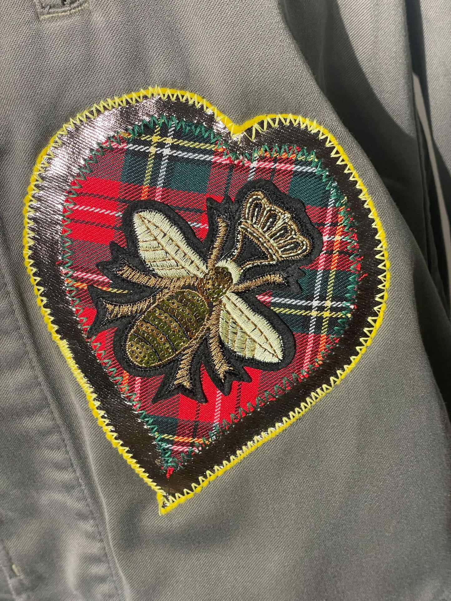 Veste Treillis militaire customisée   “Abeille et Royal Karma”