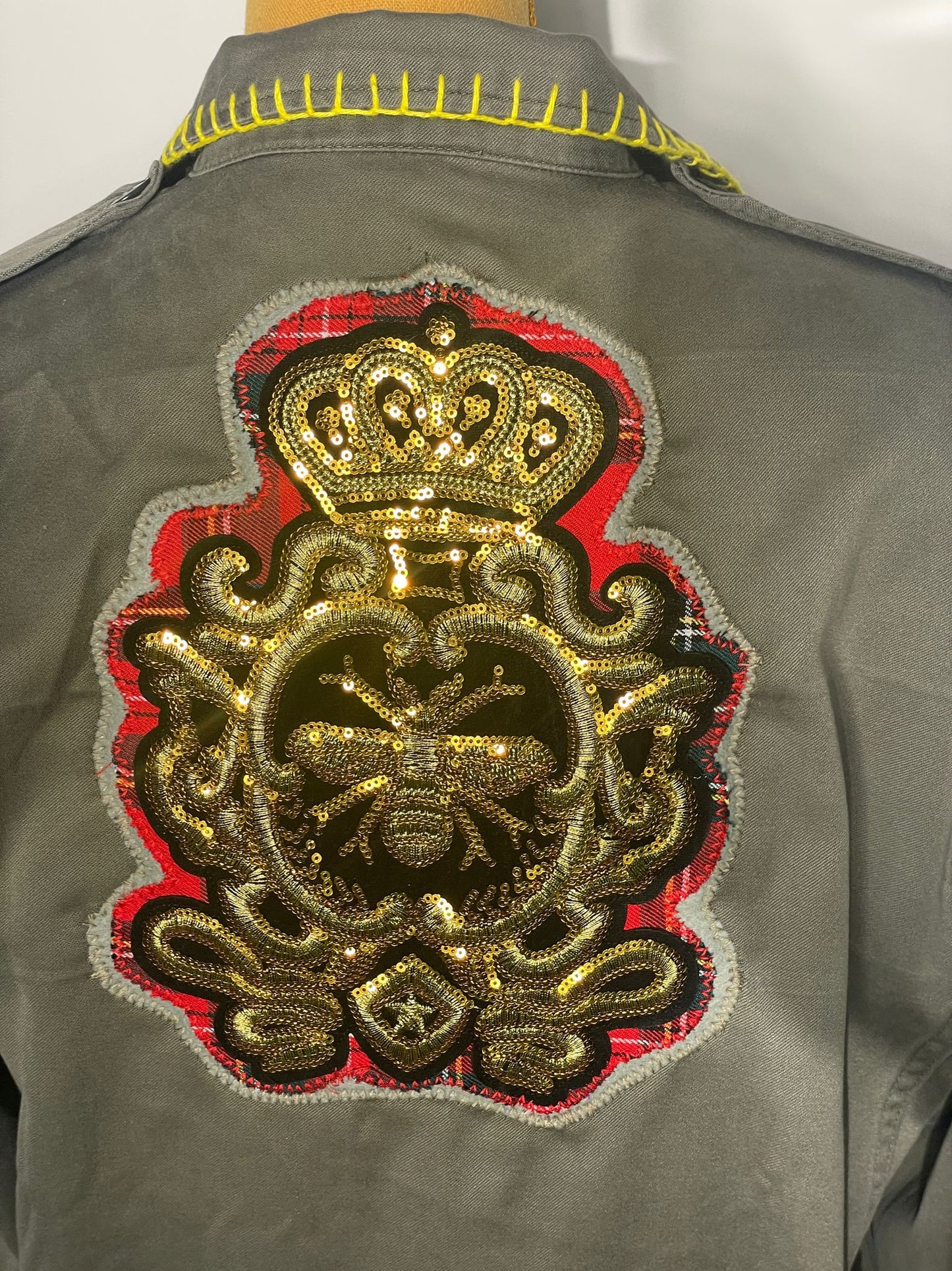 Veste Treillis militaire customisée   “Abeille et Royal Karma”