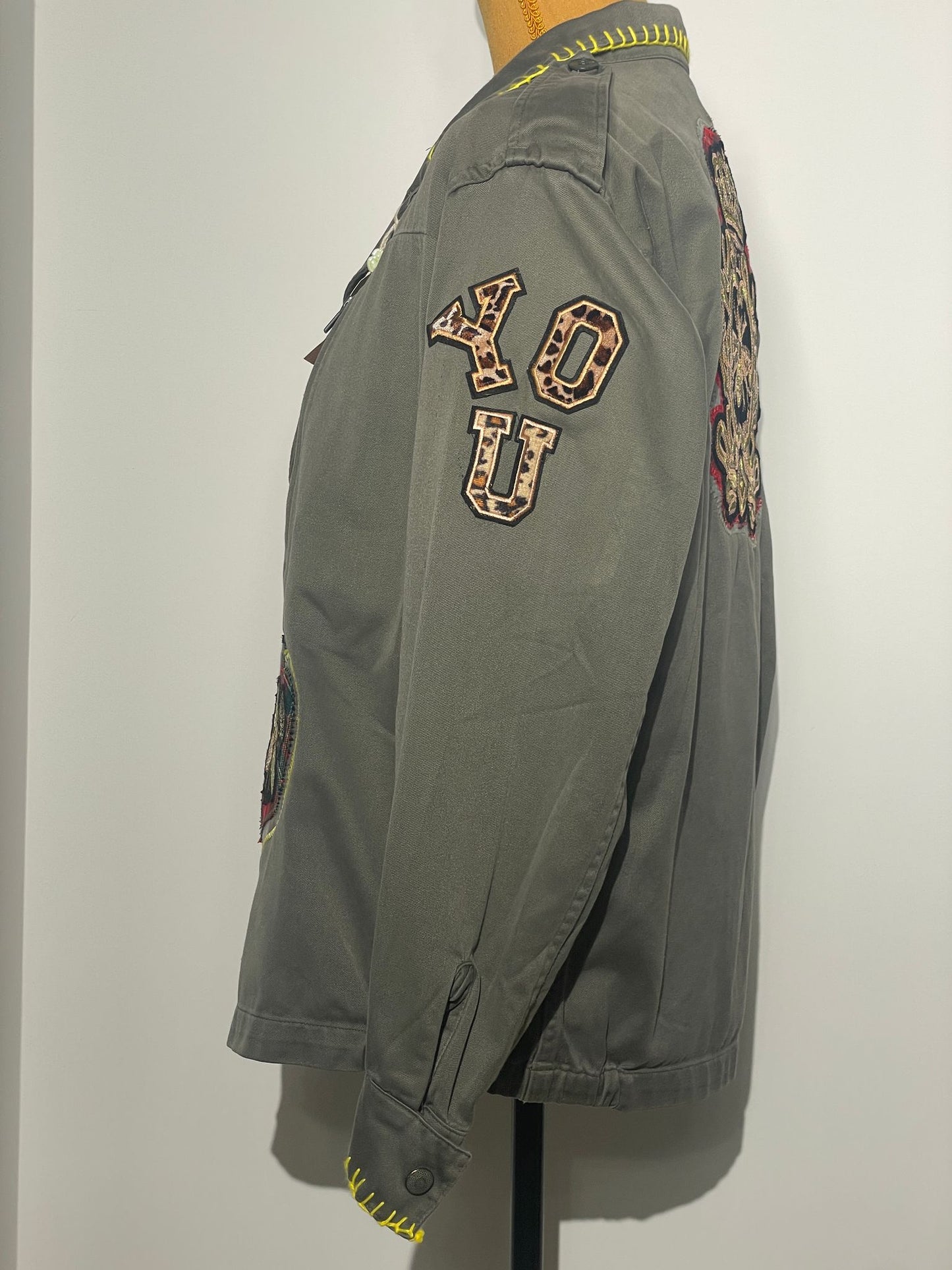 Veste Treillis militaire customisée   “Abeille et Royal Karma”