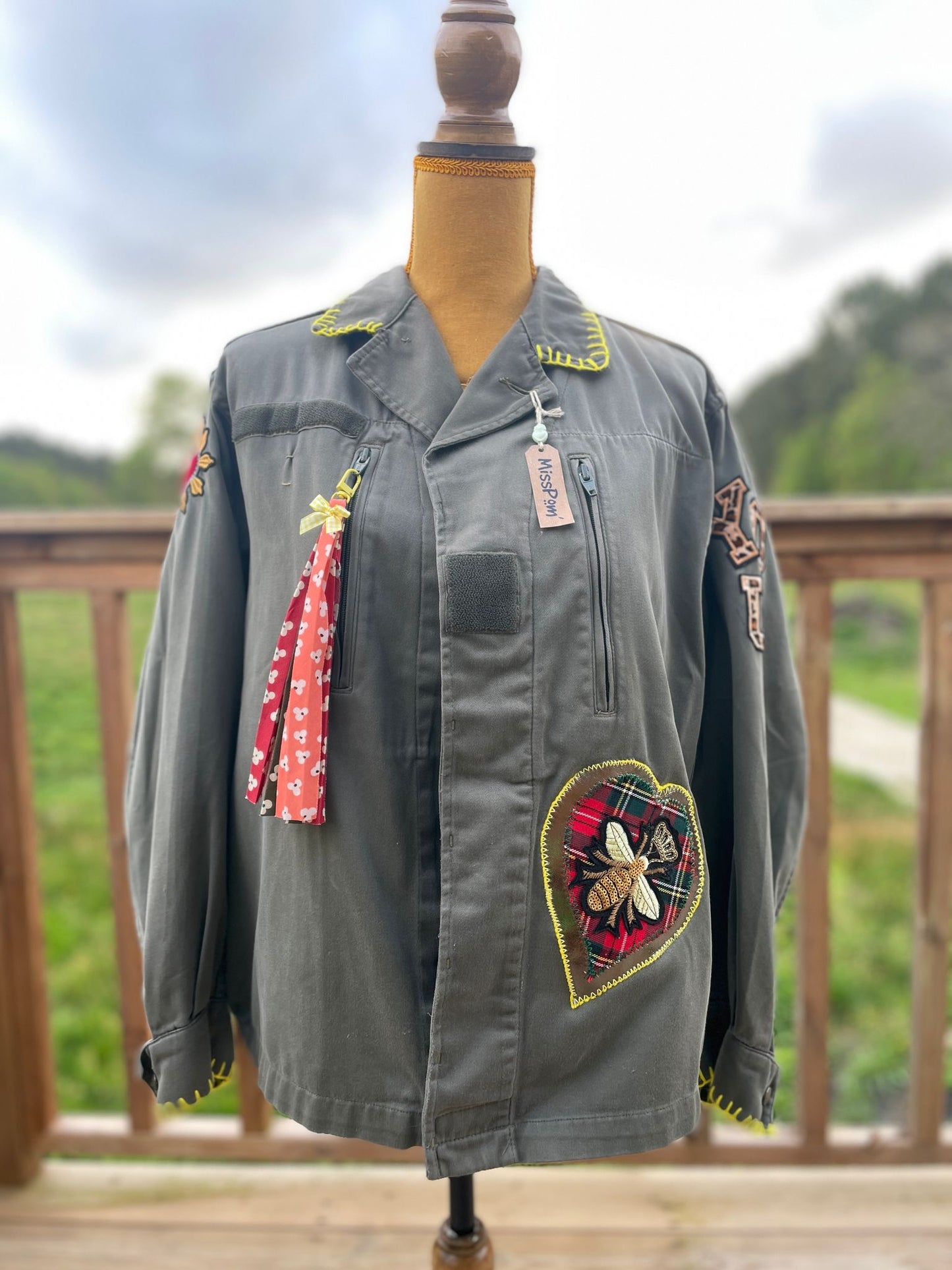 Veste Treillis militaire customisée   “Abeille et Royal Karma”