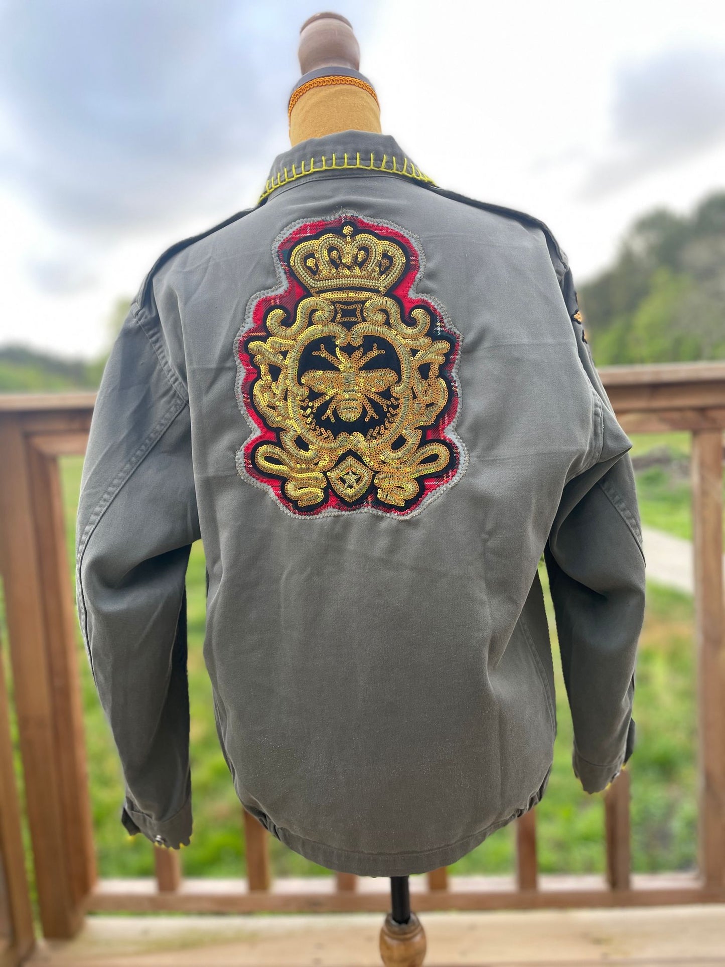 Veste Treillis militaire customisée   “Abeille et Royal Karma”